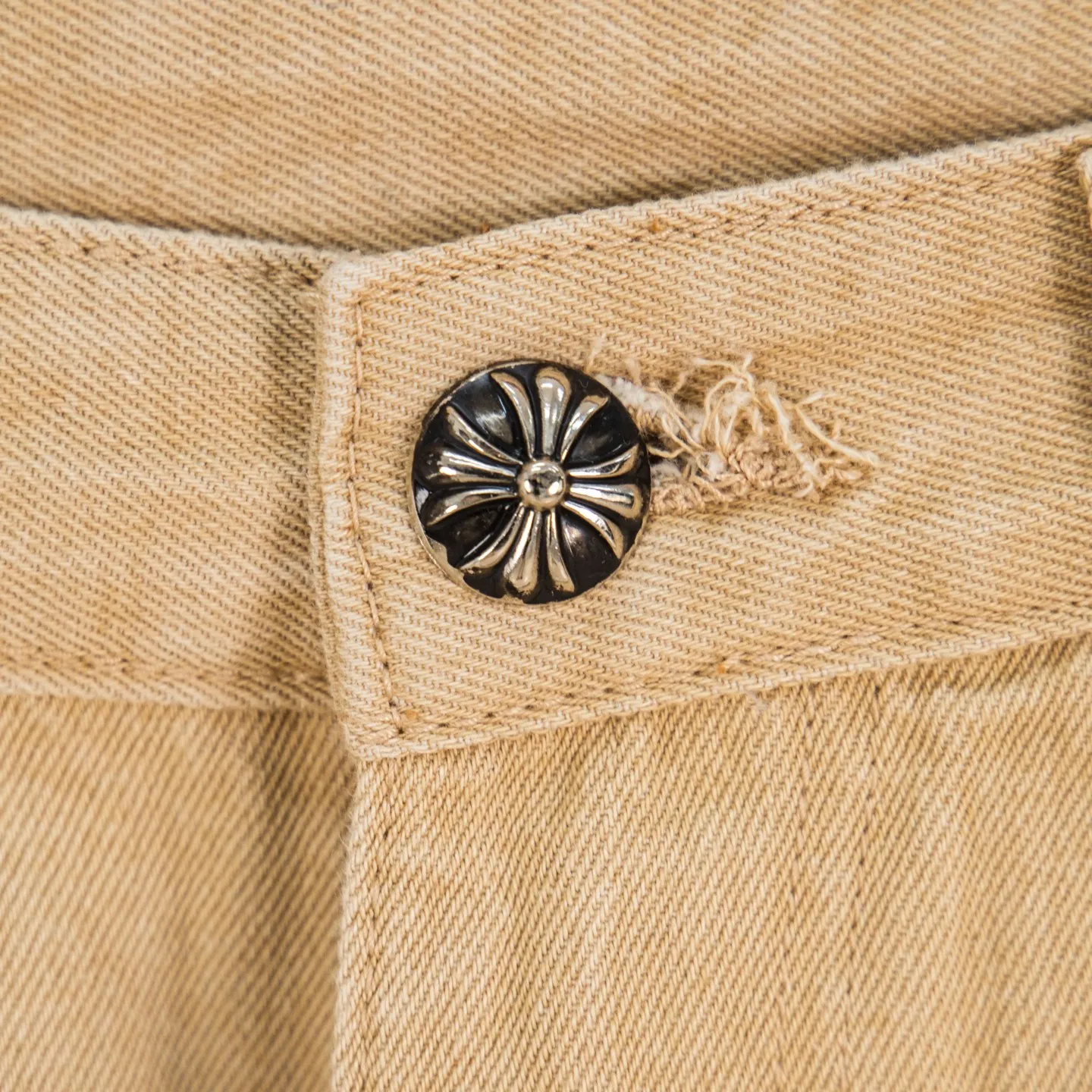 P240 Chrome Hearts 2025 New Miami Limited Couple Washed Jeans with Multiple Black Cross Leather Labels is a hot item this season and is sought after by countless celebrities and fashionistas. The neat details of the cutting process add color to the playful fashion! The neat and meticulous design, and the well-fitting structure is unique. The upper body not only has outstanding recognition, but also looks younger and younger. A style with the ultimate wearing meaning and performance, gorgeous color matching, and the craftsmanship of this style is also extremely extraordinary. After the finished product is washed, it is disassembled and hand-made with sheepskin cross leather and then spliced ​​together to complete. The whole piece has too many craftsmanship to describe. It is decorated with patchwork cross flowers and high-waisted washed jeans! ! Absolutely high-end luxury product, a god-level single product, a super popular product, made with top heavy industry, a magic weapon that cannot be missed in the street. Style number: 1866# Size: 28 30 32 34 Color: khaki pink khaki black